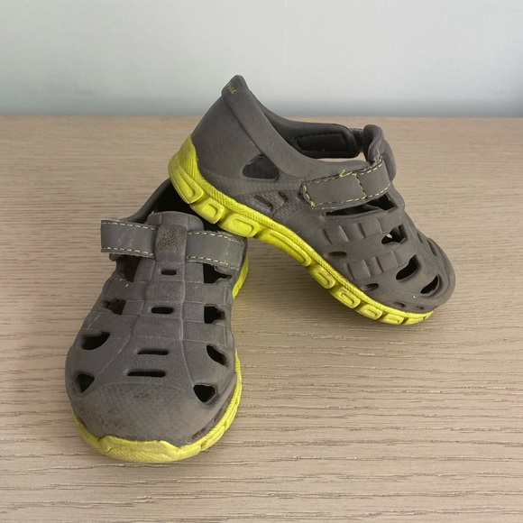 Velcro water shoes size 5 - Picture 1 of 4